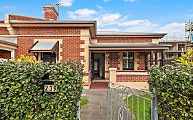 Azami - Charming Gilbert Cottage